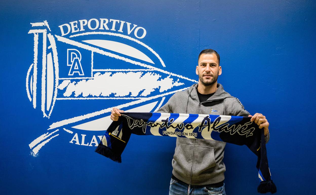 Edgar posa delante del escudo en su presentación. 