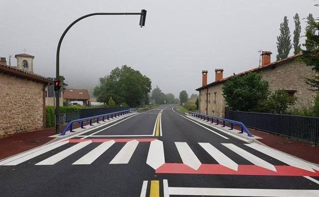 La travesía de Azáceta es más segura tras la construcción de aceras. 