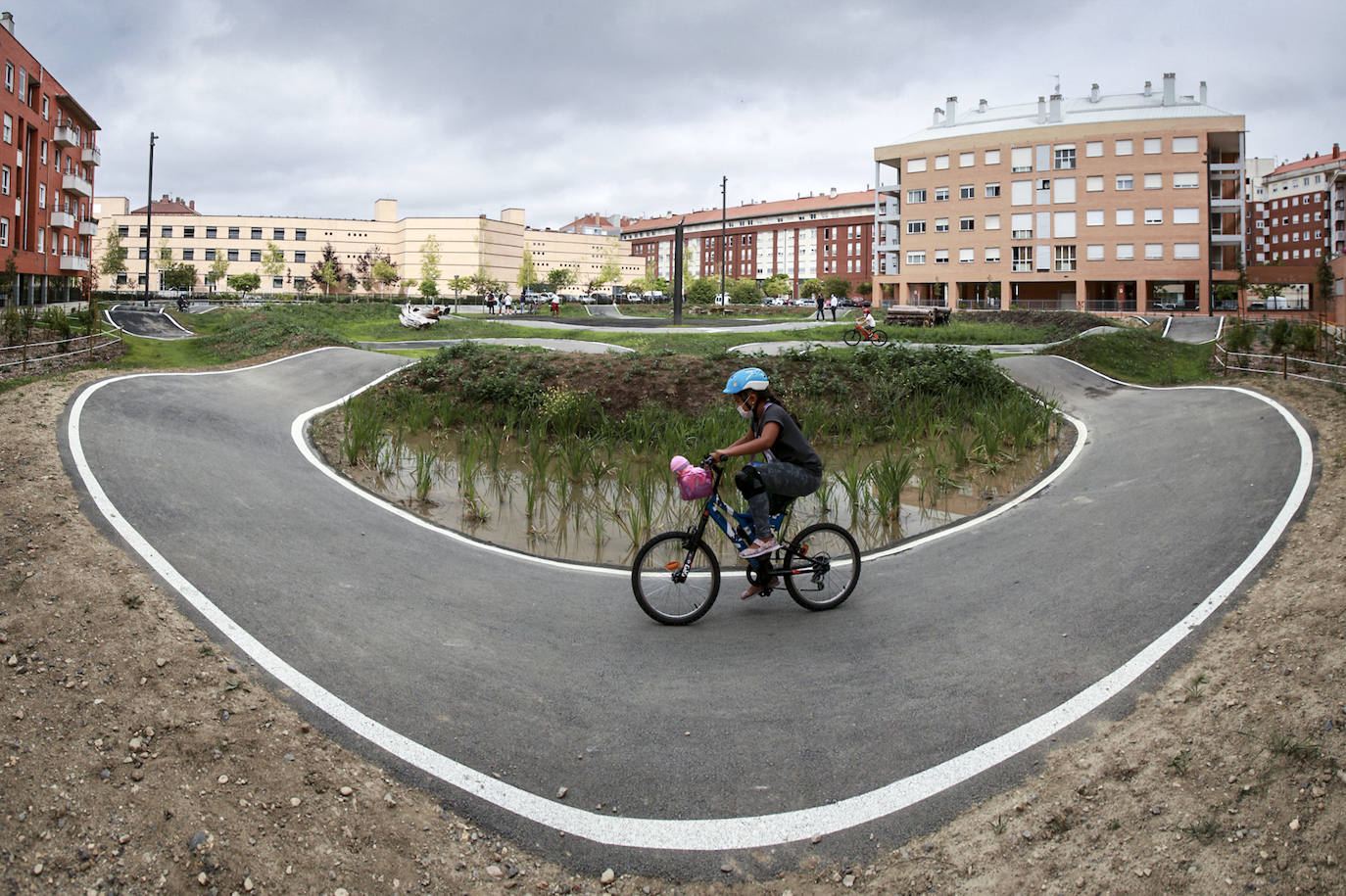 El nuevo circuito de BMX situado en la parcela interior de las calles Zarautz, Getaria y Baiona.