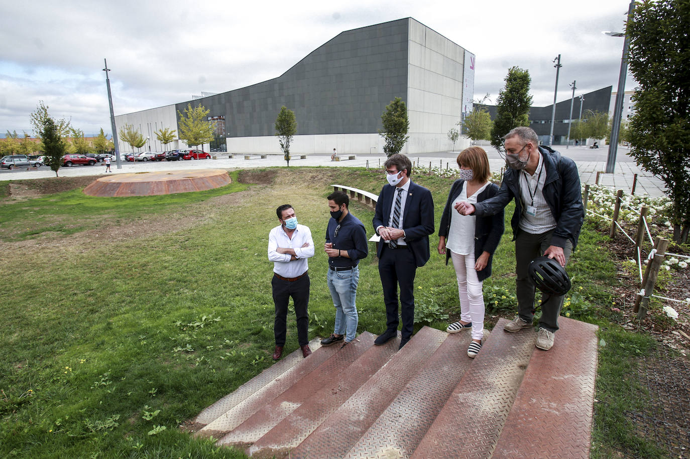 El alcalde Gorka Urtaran ha visitado el parque intergeneracional. 