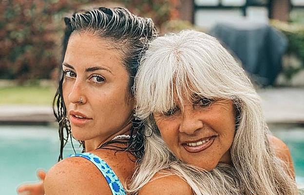 Carmen Esperanza con su madre.