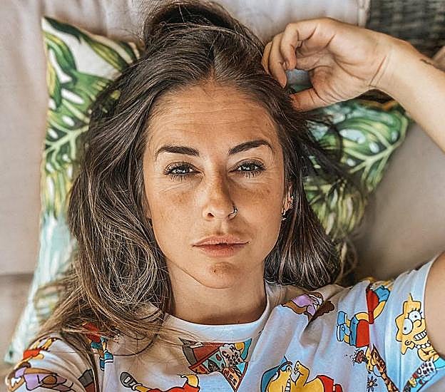 Carmen Esperanza posa en pijama y sin maquillaje.