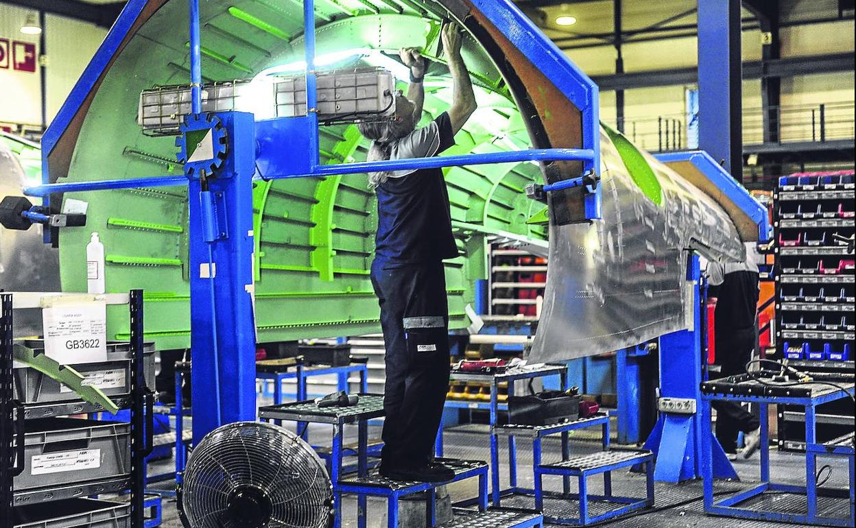 Un operario, en plena producción en la planta que Aernnova tiene en la localidad alavesa de Berantevilla.