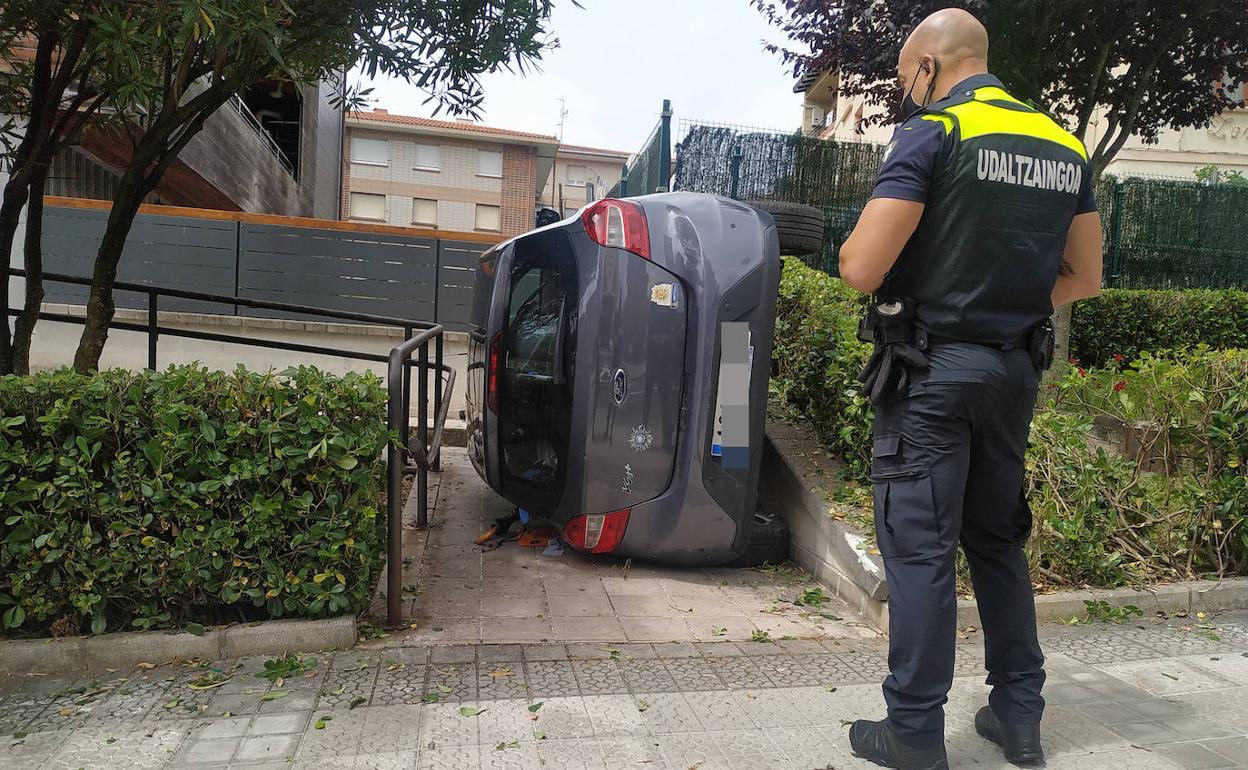 Una conductora de 83 años protagoniza un aparatoso accidente en Sopela