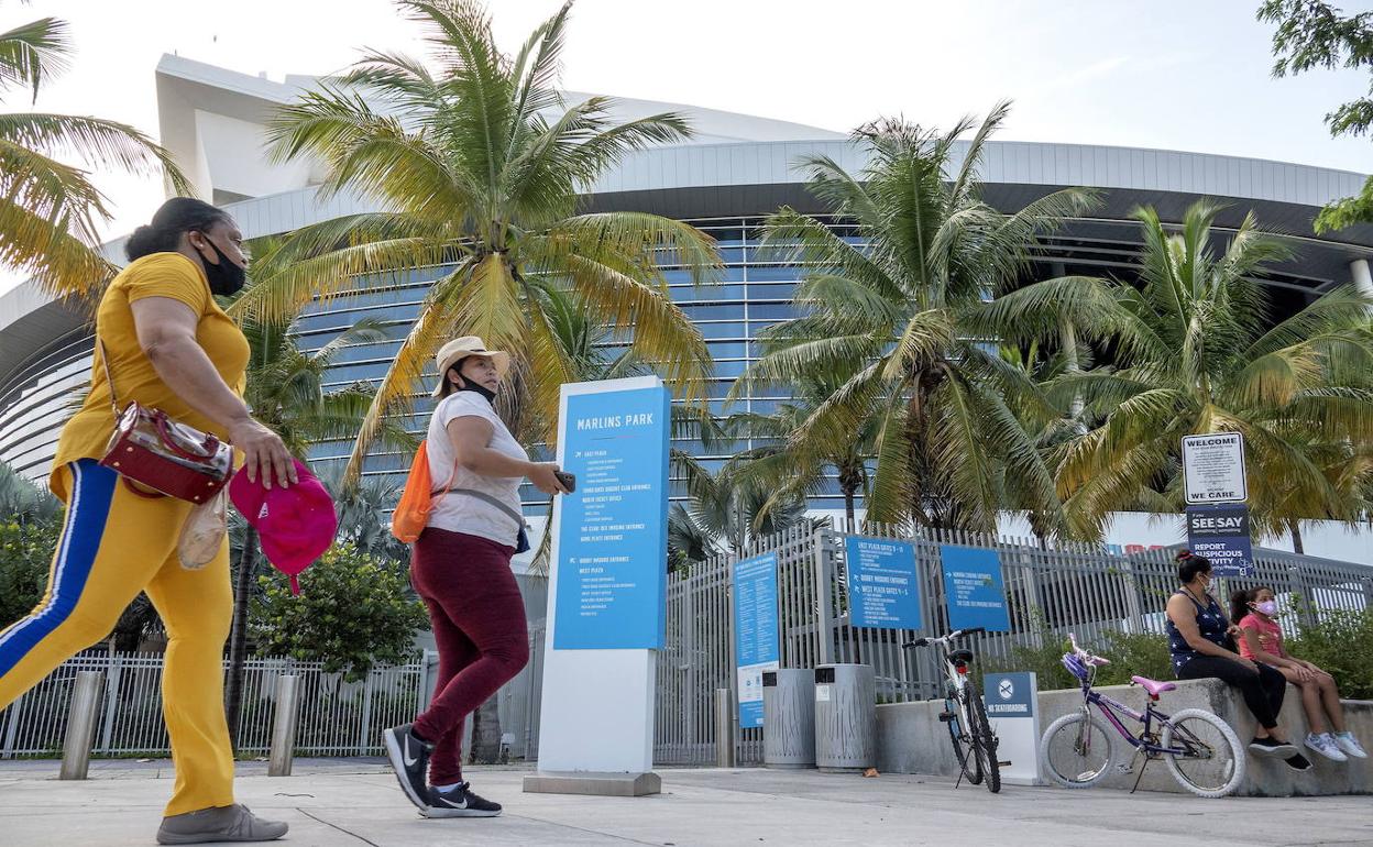 Dos mujeres pasean por las calles de Miami. 