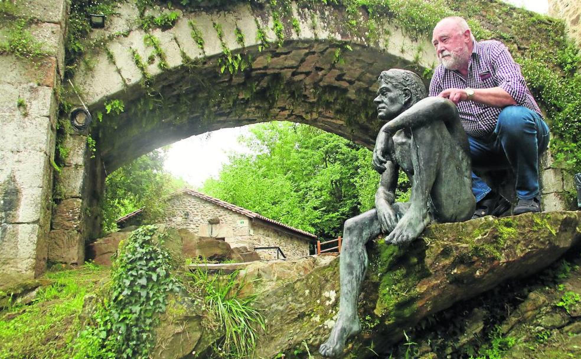 Juan Antonio Higuera, junto a la escultura del Hombre Pez creada por Javier Anievas e inaugurada en 2009..