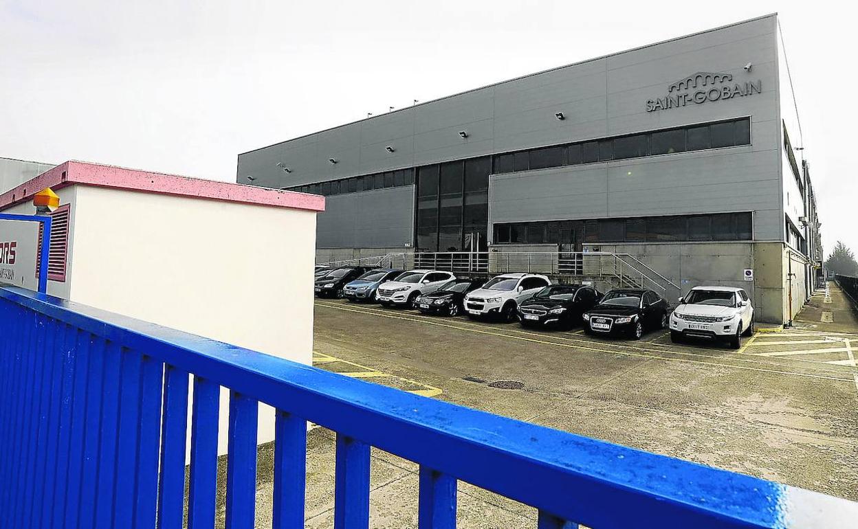 Exterior de la planta que la multinacional francesa tiene en el polígono de Bayas. 