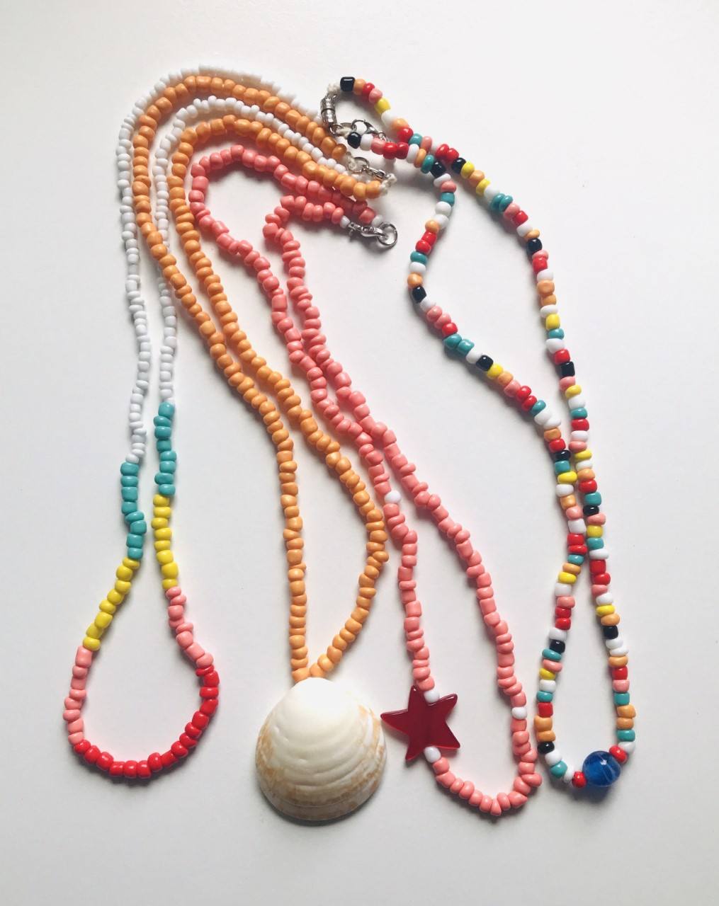 Fotos: La familia de Getxo que pasó de hacer collares y pulseras en la cuarentena a fundar su firma de bisutería