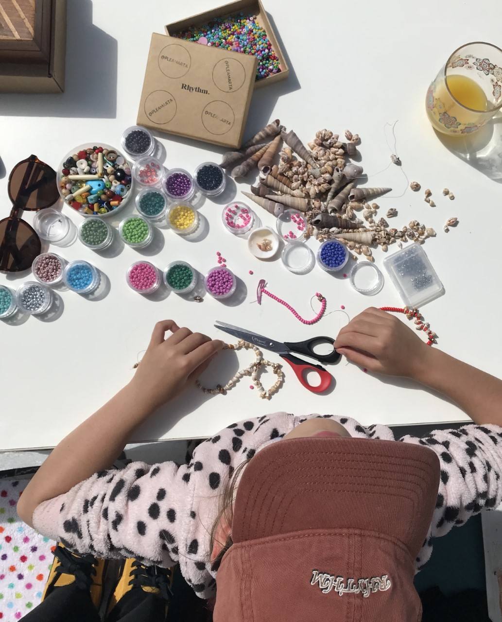 Fotos: La familia de Getxo que pasó de hacer collares y pulseras en la cuarentena a fundar su firma de bisutería