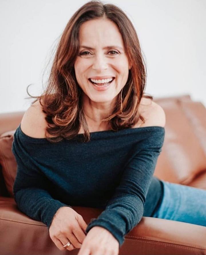 La actriz italiana Aitana Sánchez-Gijón, de 51 años, luce esta media melena con raya al medio y con un ondulado muy natural en la zona de las puntas.