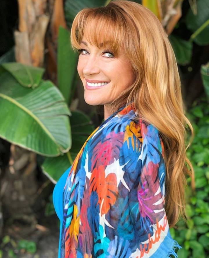 Las melenas con flequillo y largas son perfectas para todas las edades y en el caso de la actriz británica Jane Seymour, de 69 años, consigue incluso rejuvenecer. Por una parte el flequillo aporta ese toque 'aniñado' al rostro, a la vez que ayuda a camuflar las arrugas de la frente.