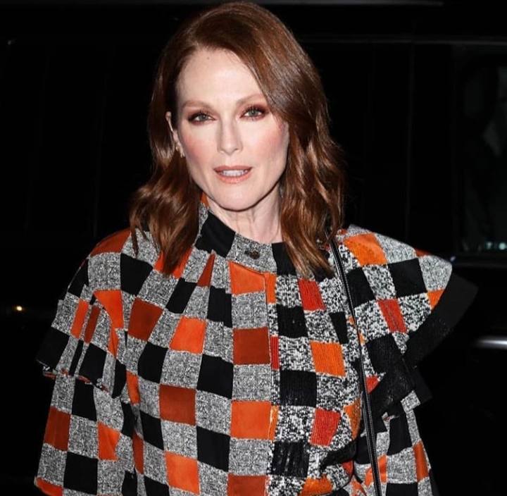 La actriz estadounidense Julianne Moore, de 59 años, prefiere no separarse de la media melena clásica. Pero eso sí, ella se encarga de darle un aspecto diferente en cada ocasión cambiando la raya de lado, ondulando solo de medios a puntas o todo el cabello, para darle más o menos volumen.