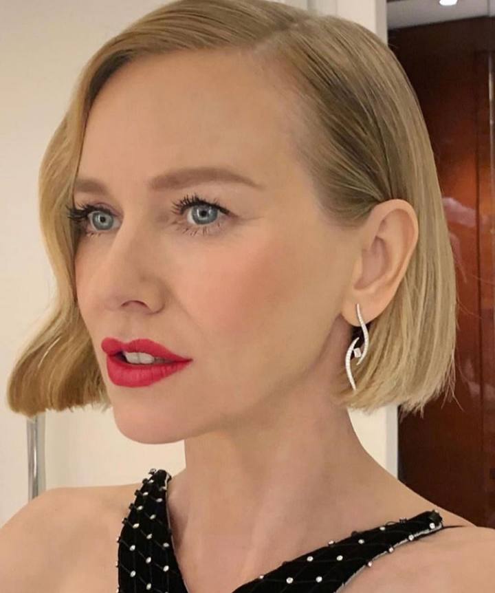 Esta opción de corte de pelo short bob y ligeramente más largo en la zona del flequillo es perfecta para los rostros como el de Naomi Watts. Un corte que la actriz acostumbra a lucir con raya de lado y con uno de los lados recogido detrás de la oreja. Ese toque de ondas al agua en la zona del flequillo da a este look un aspecto retro muy favorecedor.