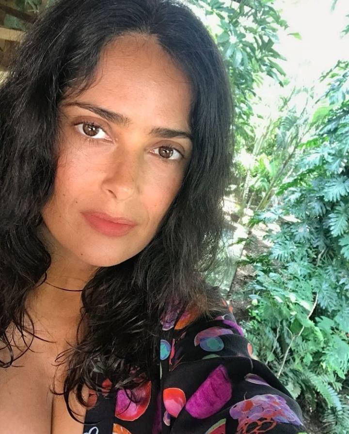 La actriz mexicana Salma Hayek, de 53 años, prefiere la clásica media melena recta y ligeramente larga. Pero consigue darle siempre un toque diferenciador con sus peinados. Y es que la hemos visto con liso tabla, completamente rizado, ondulado o incluso al natural y semi rizado como luce en esta fotografía.