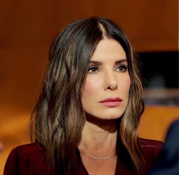El corte long bob escalonado con las capas traseras más cortas en contraste con las de delante, como el de Sandra Bullock, es también una buena opción para rejuvenecer cualquier rostro. La actriz estadounidense, de 57 años, lo luce tanto completamente liso, como ligeramente ondulado, pero a lo que nunca renuncia es a su raya en medio. Un detalle que hace que las capas escalonadas de este corte puedan verse mucho más definidas.