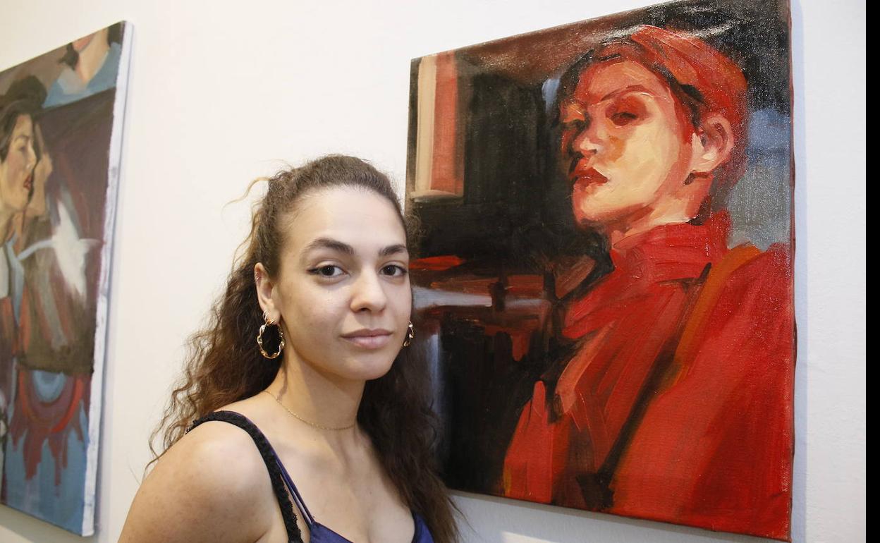 La aritsta Irene Carmona en la sala Jovellanos de Montehermoso donde se exhibe su obra. 