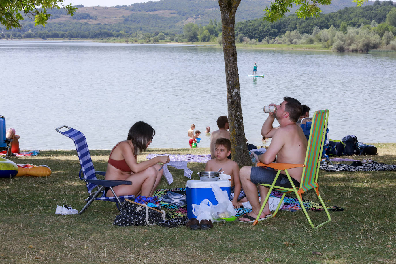 Alaveses y visitantes de Bizkaia y Gipuzkoa han elegido el pantano para hacer frente al calor.