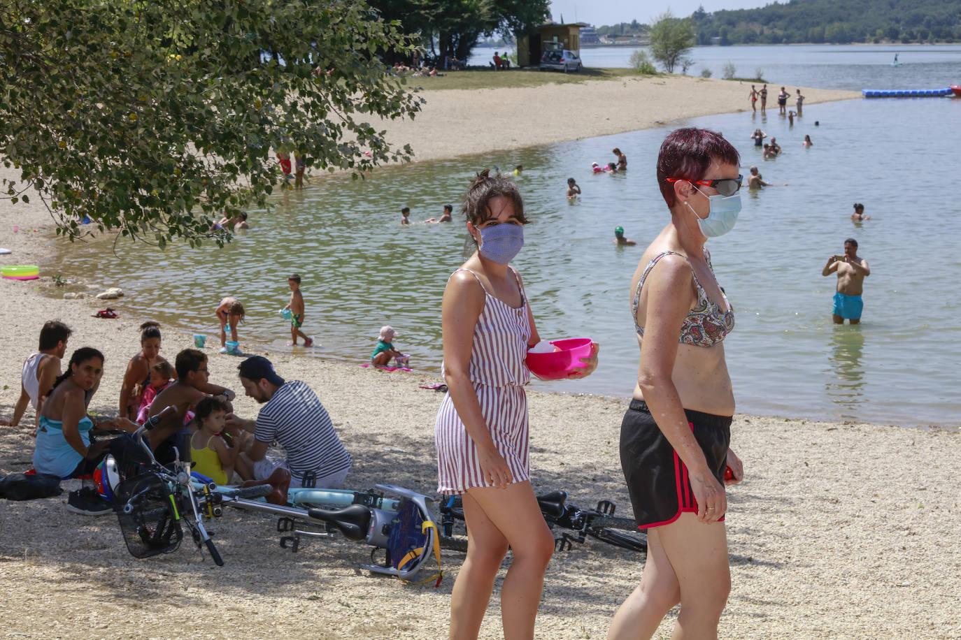 Alaveses y visitantes de Bizkaia y Gipuzkoa han elegido el pantano para hacer frente al calor.