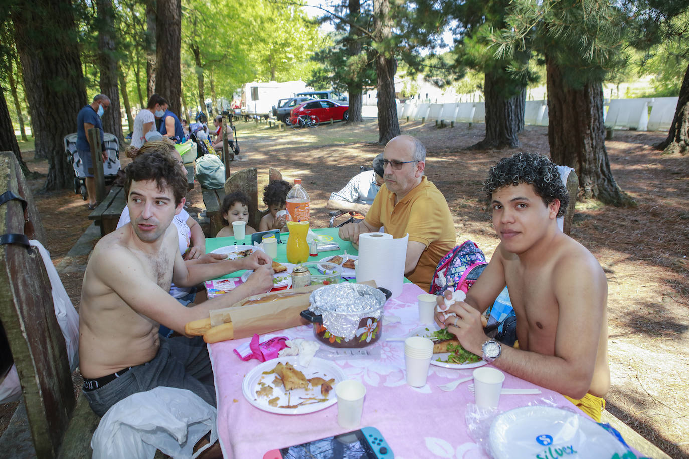 Alaveses y visitantes de Bizkaia y Gipuzkoa han elegido el pantano para hacer frente al calor.