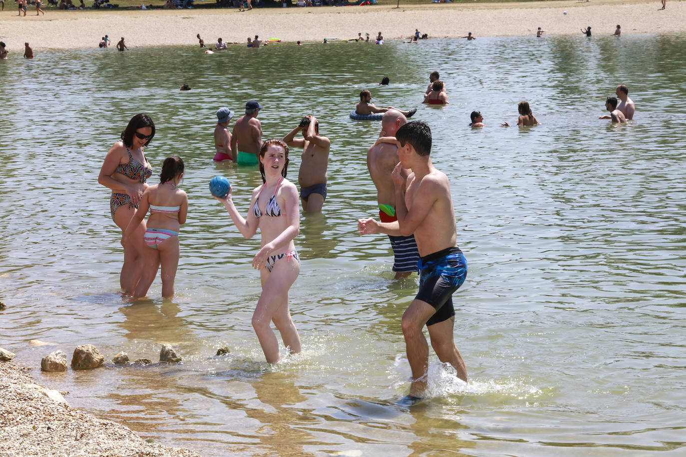 Alaveses y visitantes de Bizkaia y Gipuzkoa han elegido el pantano para hacer frente al calor.