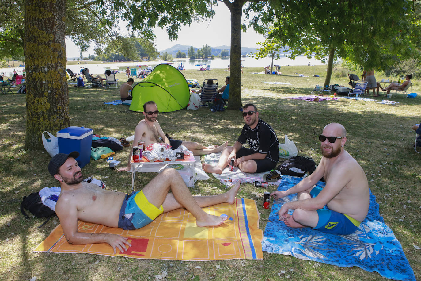 Alaveses y visitantes de Bizkaia y Gipuzkoa han elegido el pantano para hacer frente al calor.