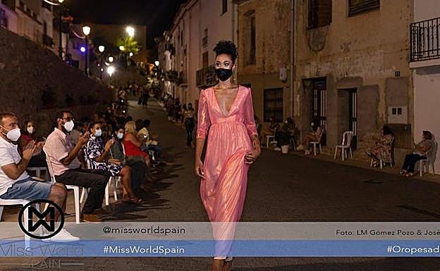 Rubely durante la prueba Top Model con un diseño de Patricia Zaragoza. 