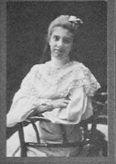 15. María Teresa Junquera (Mieres, 1890) estudió Enfermería en Francia, aunque su verdadera vocación era la Medicina, una profesión que sus abuelos no veían apropiada para una mujer de la época. Sin embargo, consiguió matricularse en 1921, cuando ya habían fallecido, y se licenció en 1926. Años después de abrir la consulta junto a Matutina, en plena Guerra Civil, aceptó dirigir el Orfanato de El Prado, en Madrid, pero debido a los peligros de la época, decidió trasladar a los niños a París para seguir cuidando de ellos. Sin embargo, fueron desalojados tras caer el gobierno republicano de España.