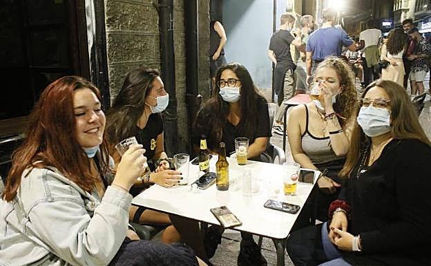 Nekane, Naia, Malena, Maitane y Esti apuran sus cervezas en una terraza de la 'Cuchi'. 