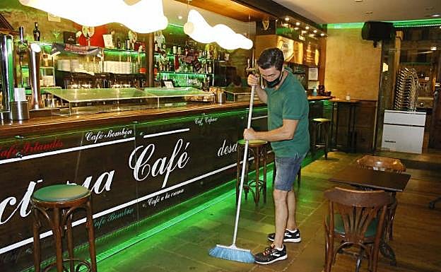 Javier Castresana barre el interior del café Victoria. 