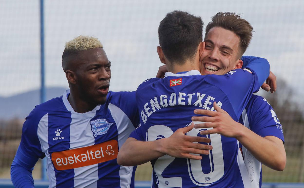 Los jugadores del filial celebran un gol. 