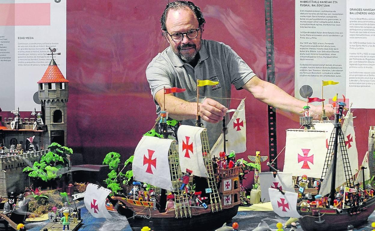 Luis Fernández posa en parte de la muestra que ha montado, adaptando modelos originales de Playmobil.