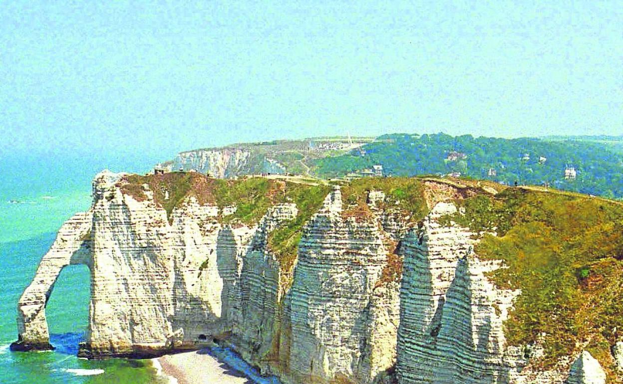 Acantilados y playa de Etretat, una de las del desembarco. 
