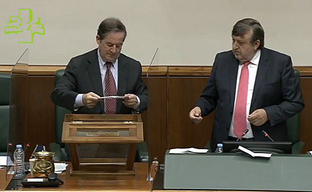 José Antonio Suso, a la derecha, es el parlamentario más veterano de los 75.