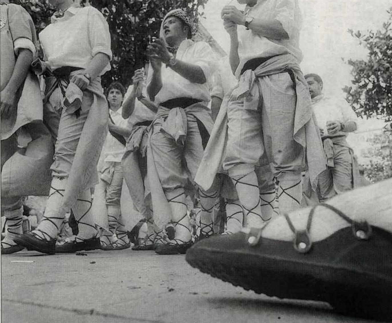 Aquellos paseíllos de fiestas tenían vetada la participación de las mujeres. La situación cambiaría unos años después, en 2001, con la creación de una cuadrilla femenina y la progresiva incorporación de neskas a las cuadrillas de blusas.