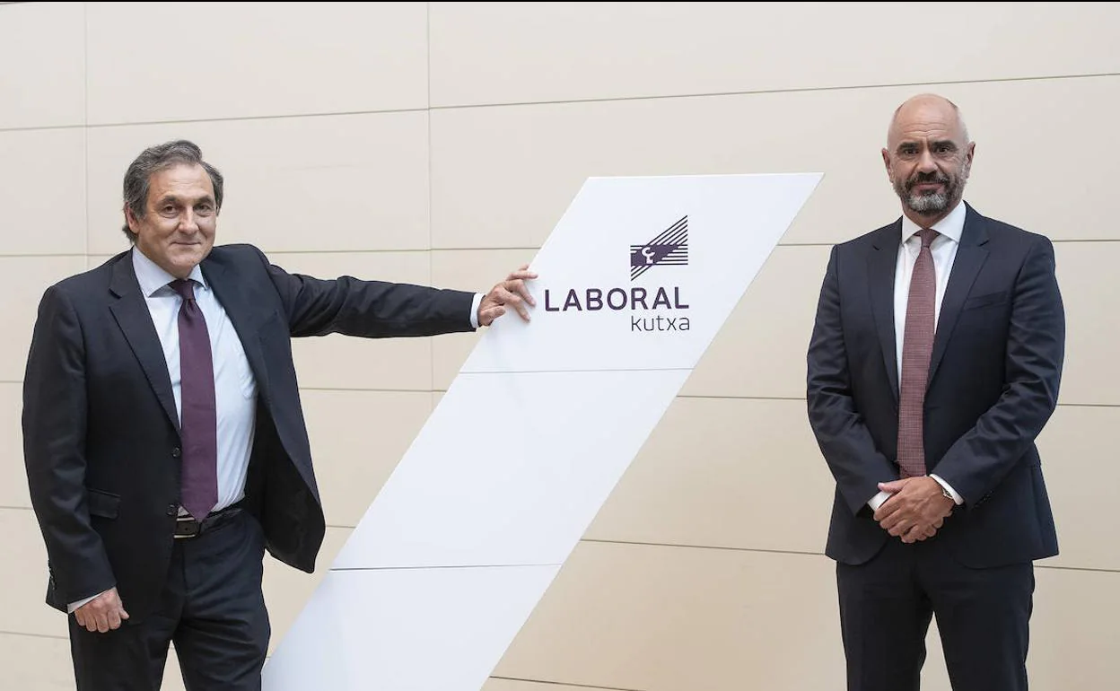 El presidente de la entidad, Txomin García, junto al director general de Laboral Kutxa, Xabier Egibar, en la presentación de los resultados.