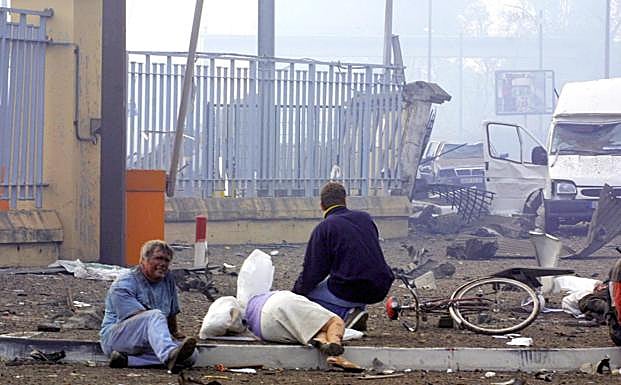 Heridos tras la explosión de una planta petroquimica de la empresa AZF en Toulouse, en 2001.