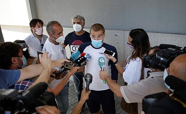 Bergantiños, a su salida del cuartel de la Policía. 