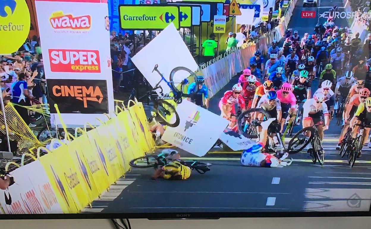 Imagen captada de la retransmisión de Eurosport de la etapa y el sprint con caída en Polonia. 