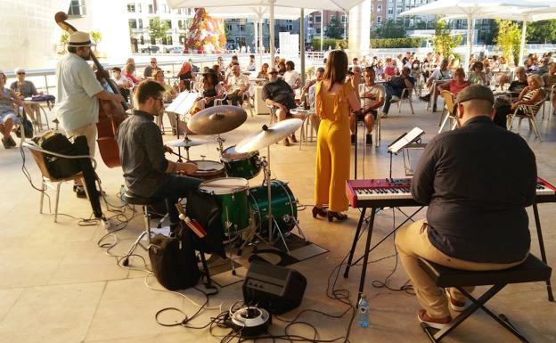 Mikel Núñez (piano), Ander Alonso (batería), Irati Bilbao (voz) y Aritz Luzuriaga (contrabajo) en la segunda pieza, 'Never will I marry' de Nancy Wilson.