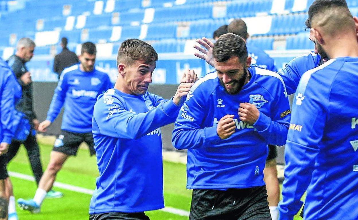 Pere Pons bromea con Luis Rioja y el resto de compañeros durante un entrenamiento en Mendizorroza.