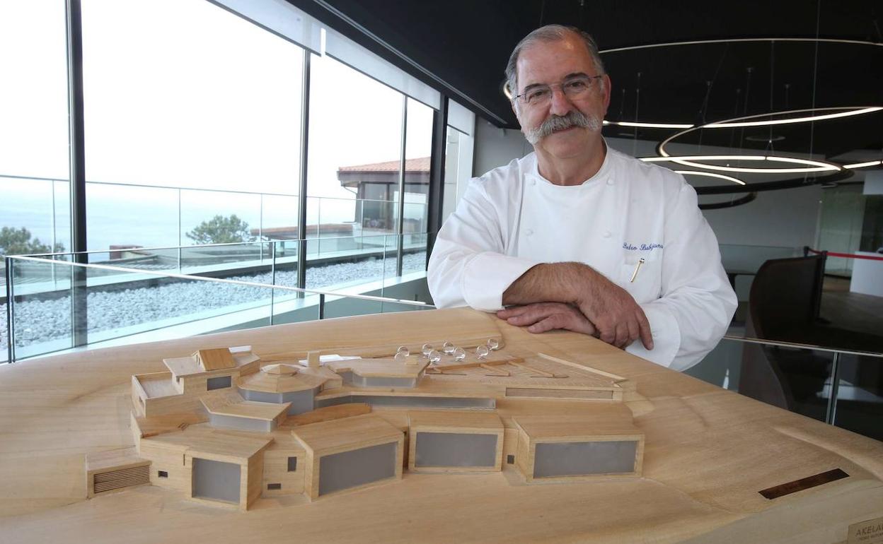 Subijana con la maqueta de lo que es hoy el restaurante y hotel Akelarre.