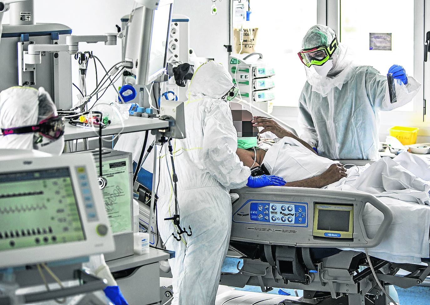 Sanitarios de la Unidad de Cuidados intensivos del Hospital de Txagorritxu atieen a un paciente crítico infectado por el virus.