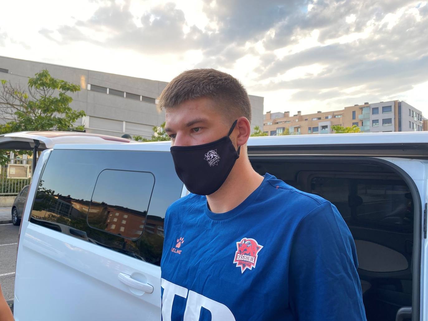 Giedraitis se ha bajado del coche ya con la mascarilla del Baskonia
