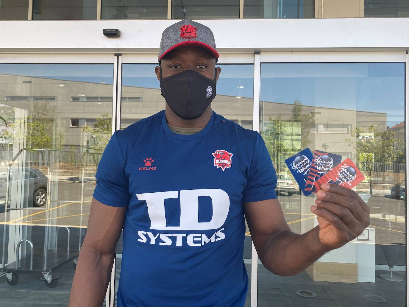 Jekiri muestra los abonos del club