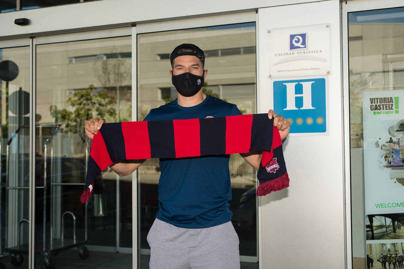 Alec Peters posando tras su llegada a Vitoria