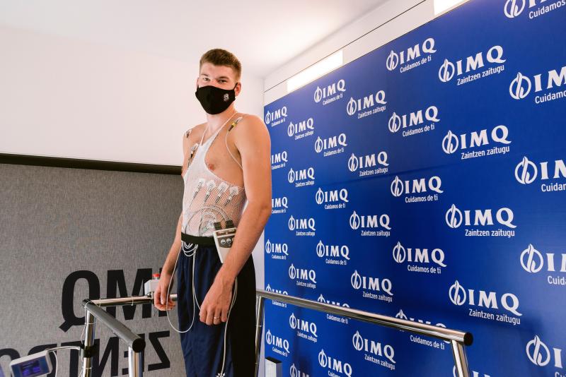 Fotos: Los jugadores del Baskonia pasan el reconocimiento médico