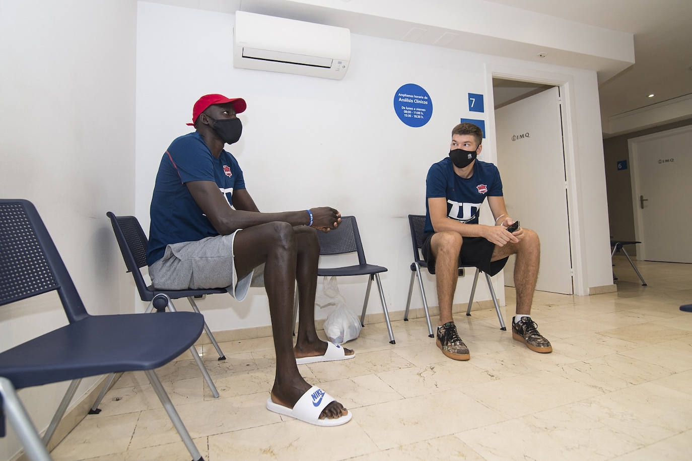 Fotos: Los jugadores del Baskonia pasan el reconocimiento médico