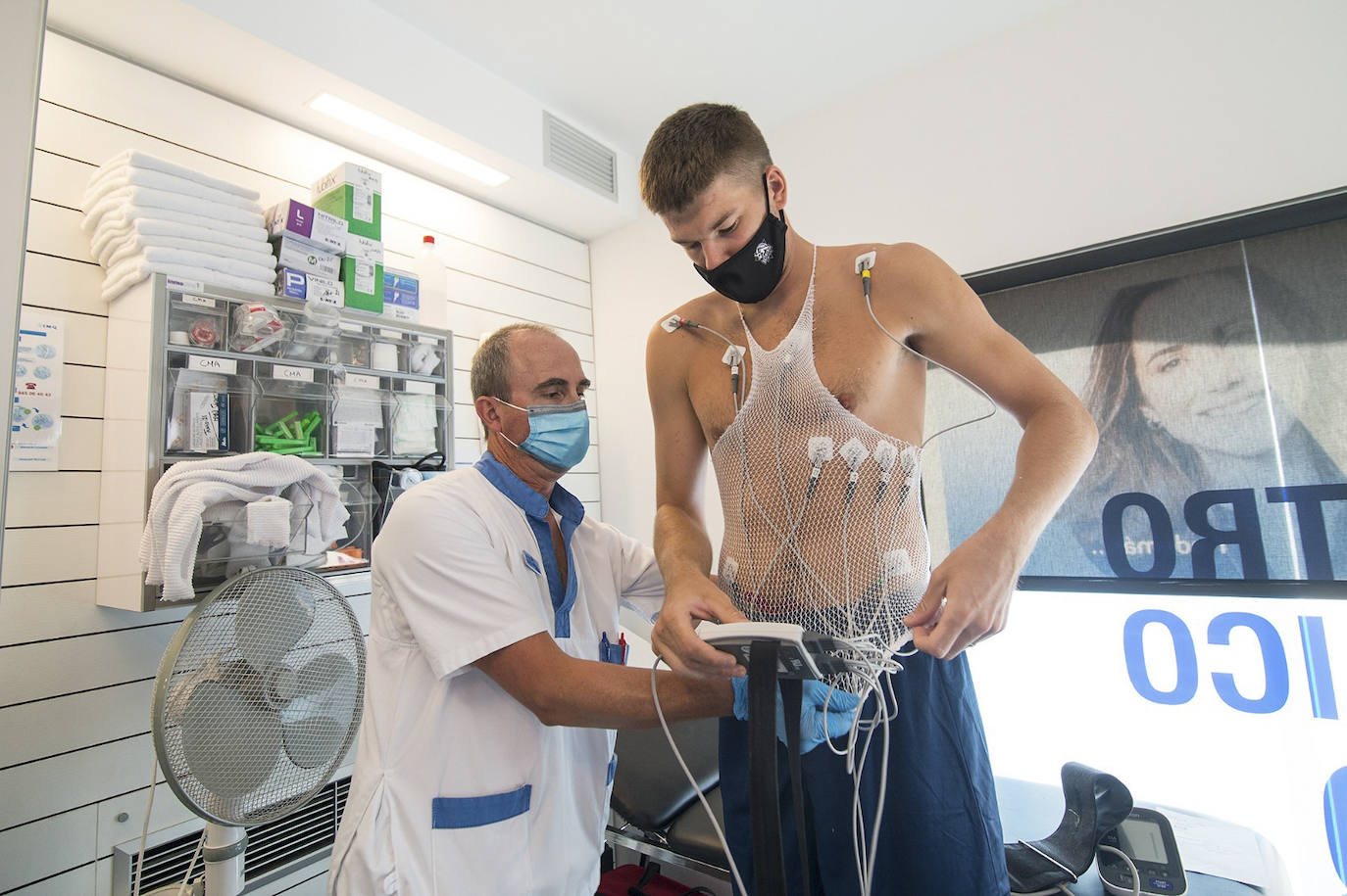 Fotos: Los jugadores del Baskonia pasan el reconocimiento médico