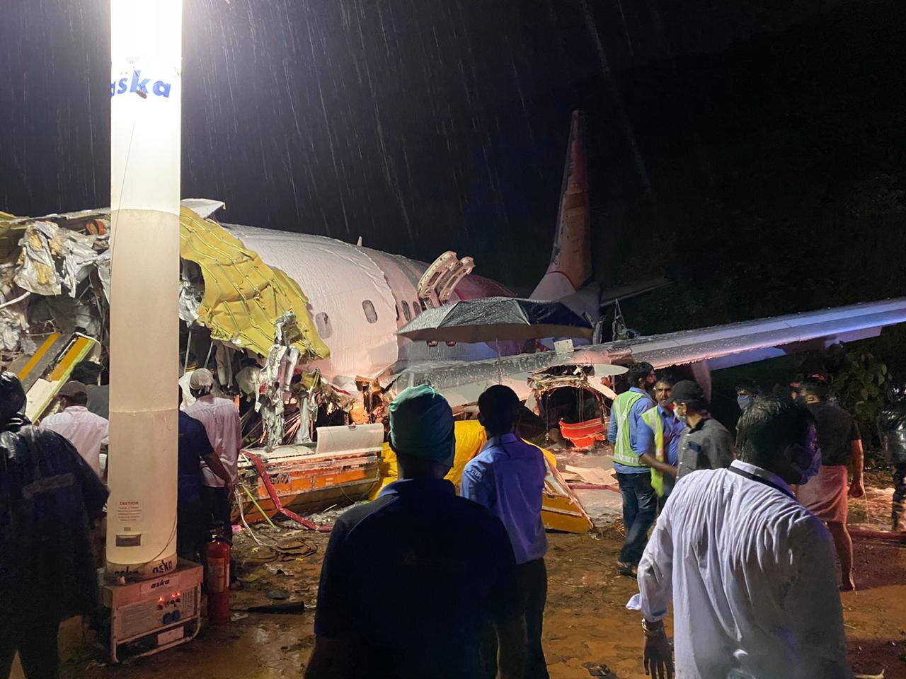 Fotos: Las imágenes más espectaculares del accidente del avión en India
