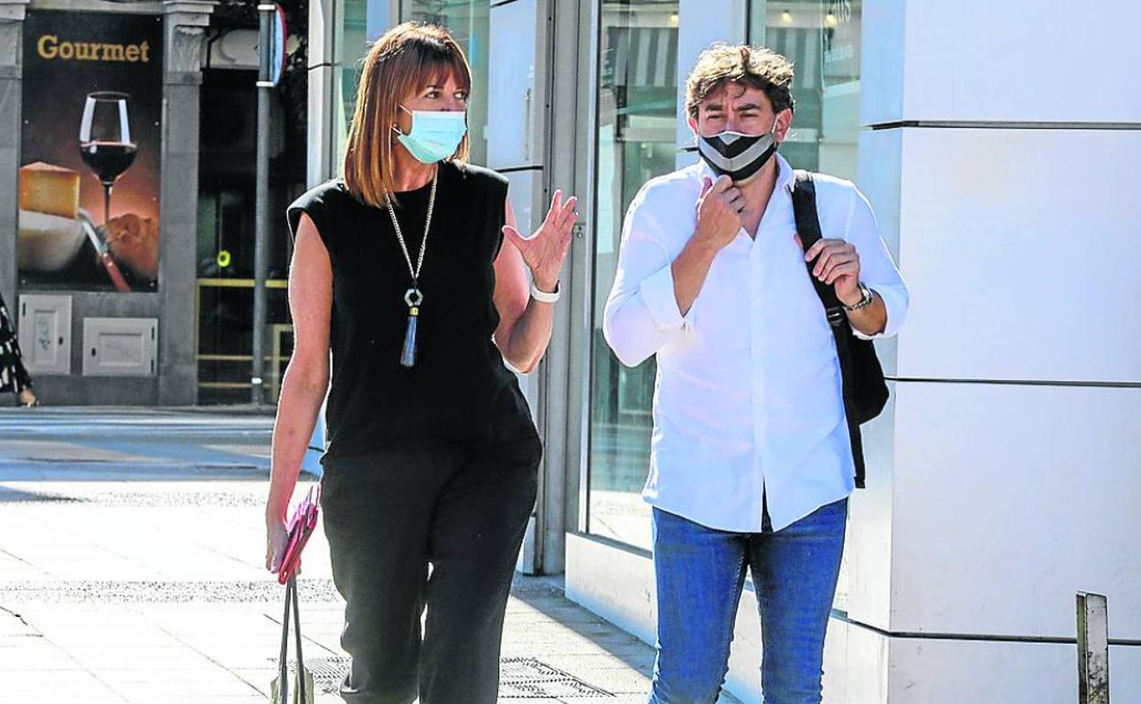 Mendia y el nuevo portavoz del PSE en el Parlamento, Eneko Andueza, llegando a la Cámara ayer. 